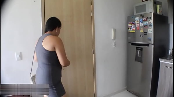 慾火中燒的繼母無法抗拒，向她的繼子承認她喜歡他，最後通過給他一次美味的性愛來安慰他