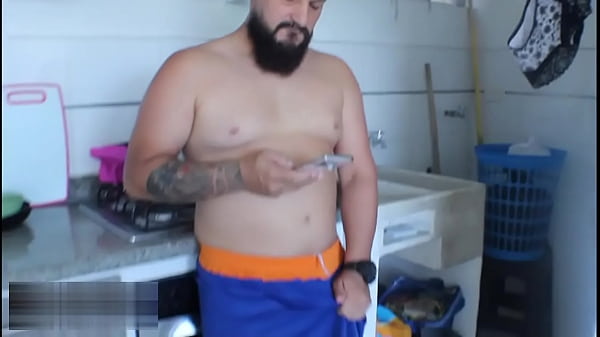 我喜歡自慰，喜歡聞繼母的褲襪，直到她發現我，讓我的夢想成真,操她，用我的大雞巴插入她