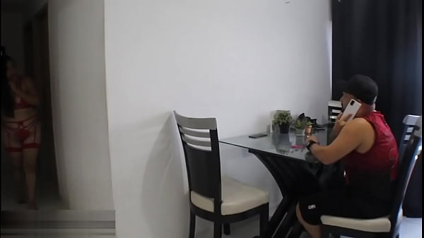 我的辣媽繼母發現了我,作為不放棄我的交換條件,她做了一筆美味的交易,要求我操她,因為她的丈夫不喜歡她