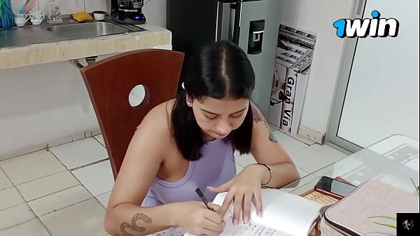 我的哥倫比亞拉丁繼姐在家，讓我教她如何玩手機，她非常性感地向我展示了她美麗的屁股